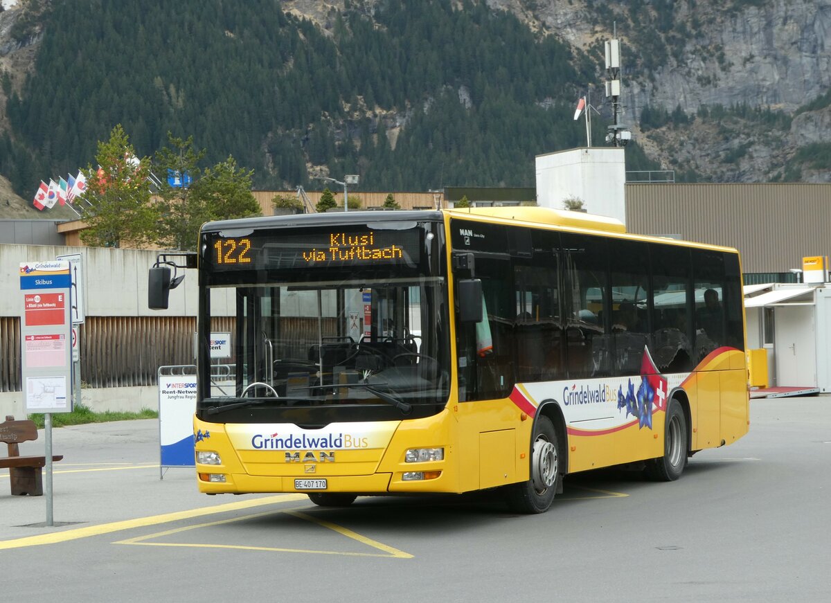(249'205) - Grindelwaldbus, Grindelwald - Nr. 13/BE 407'170 - MAN/G�ppel am 28. April 2023 beim Bahnhof Grindelwald