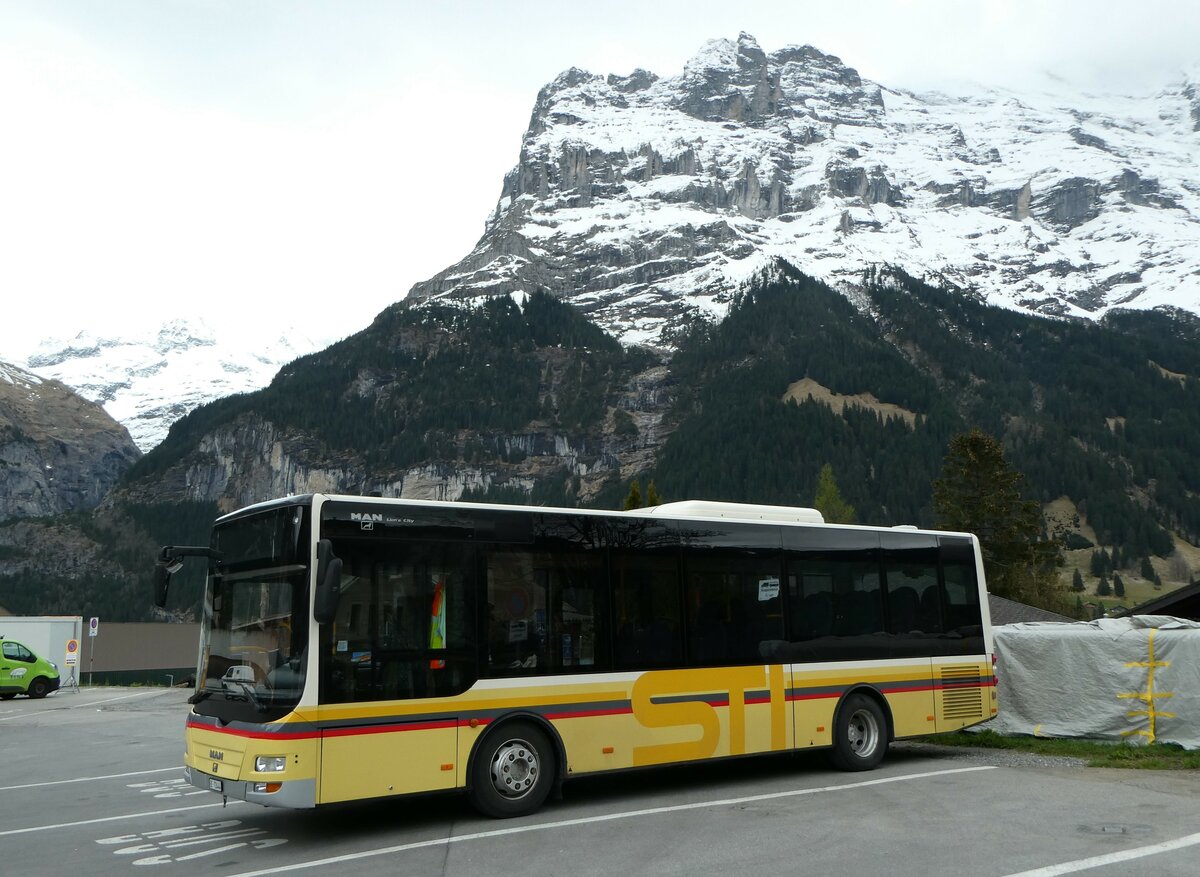 (249'206) - Grindelwaldbus, Grindelwald - Nr. 17/BE 72'444 - MAN/G�ppel (ex STI Thun Nr. 133) am 28. April 2023 beim Bahnhof Grindelwald