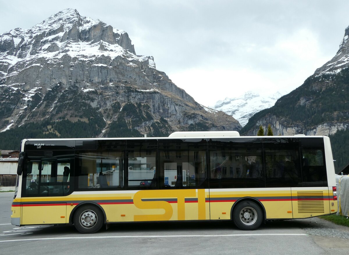 (249'214) - Grindelwaldbus, Grindelwald - Nr. 17/BE 72'444 - MAN/G�ppel (ex STI Thun Nr. 133) am 28. April 2023 beim Bahnhof Grindelwald