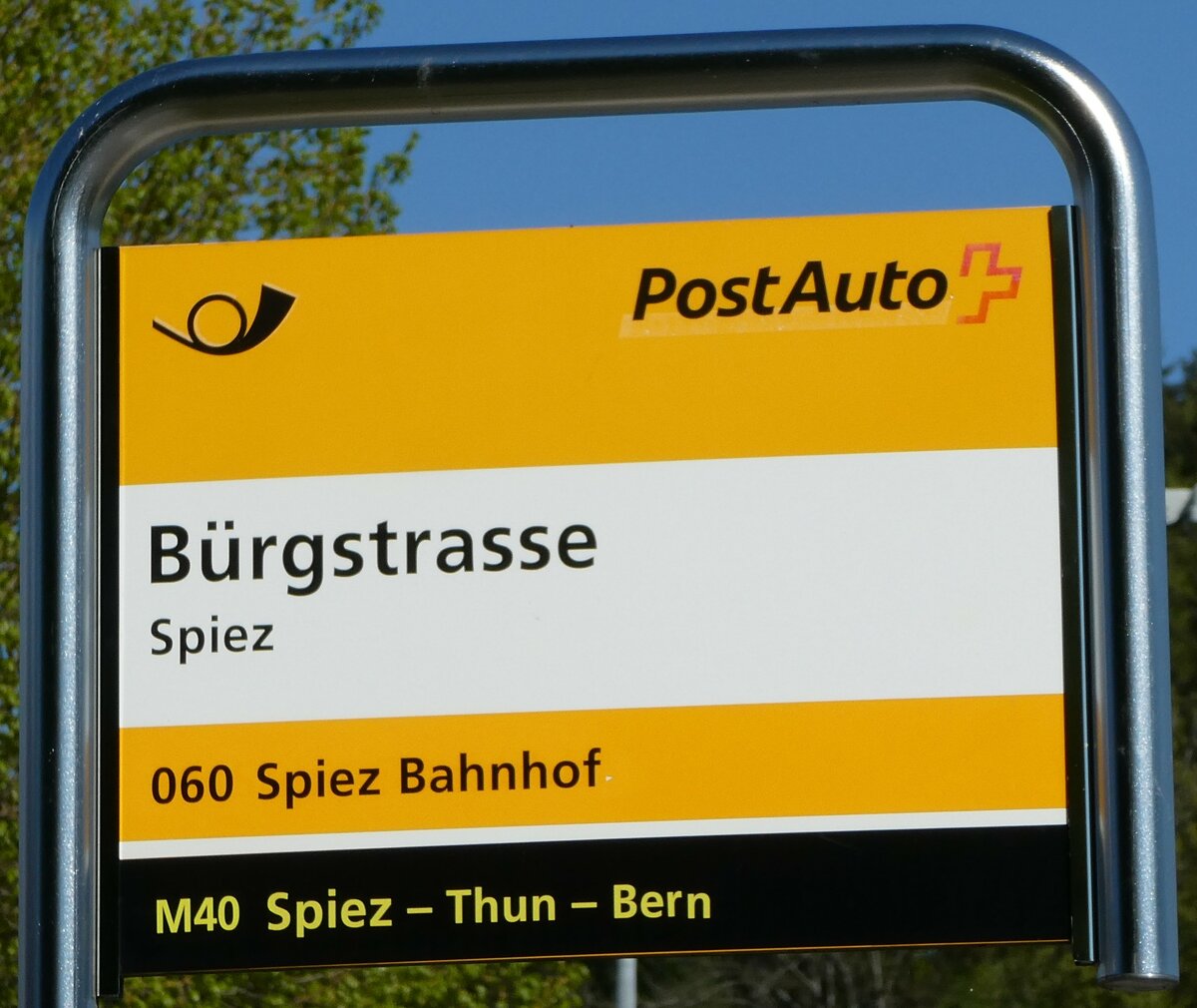 (249'487) - PostAuto-Haltestellenschild - Spiez, B�rgstrasse - am 3. Mai 2023