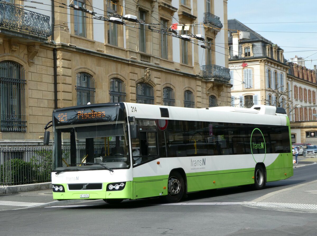 (249'579) - transN, La Chaux-de-Fonds - Nr. 214/NE 93'214 - Volvo (ex TN Neuch�tel Nr. 214) am 5. Mai 2023 in Neuch�tel, Place Pury