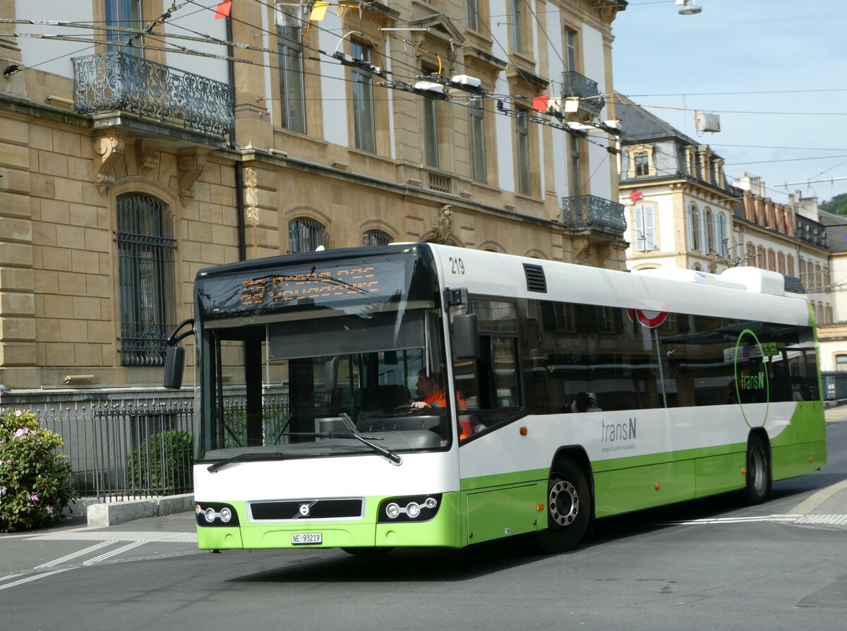 (249'583) - transN, La Chaux-de-Fonds - Nr. 219/NE 93'219 - Volvo (ex TN Neuch�tel Nr. 219) am 5. Mai 2023 in Neuch�tel, Place Pury