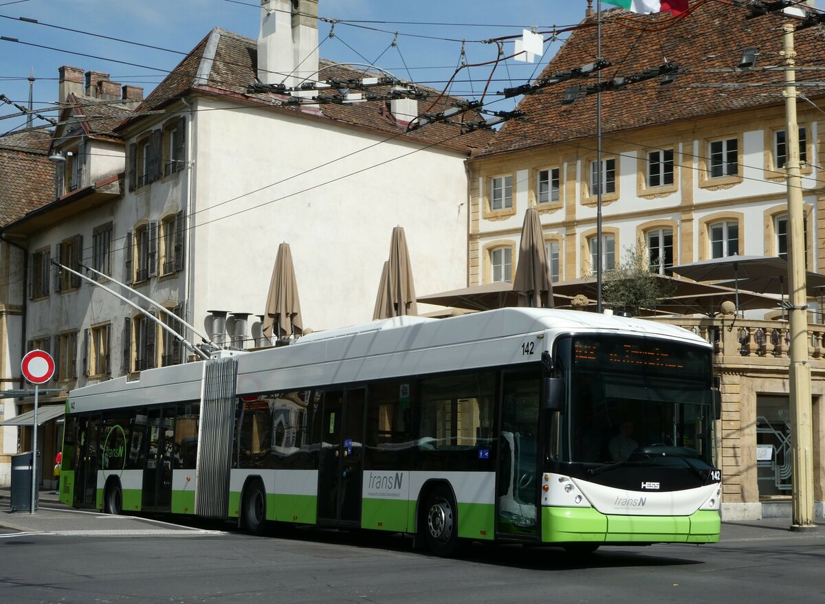 (249'604) - transN, La Chaux-de-Fonds - Nr. 142 - Hess/Hess Gelenktrolleybus (ex TN Neuch�tel Nr. 142) am 5. Mai 2023 in Neuch�tel, Place Pury