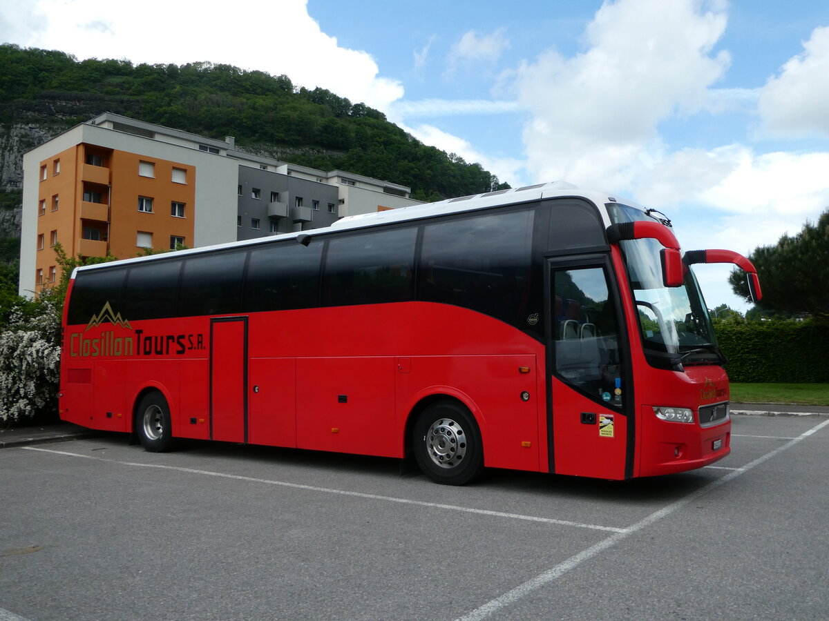 (249'969) - Closillon Tours, Monthey - VS 443'232 - Volvo (ex TMR Martigny) am 13. Mai 2023 in St-Maurice, Route du L�man