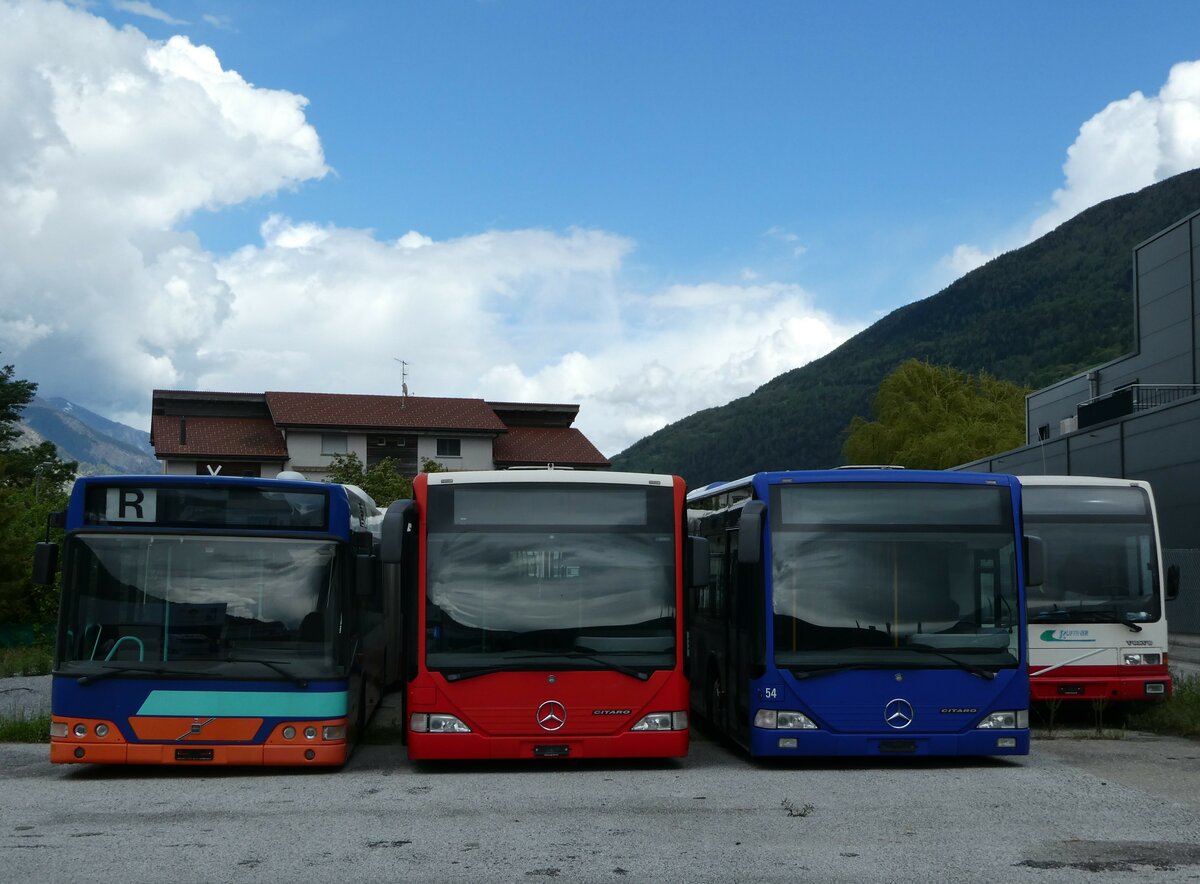 (250'010) - Ruffiner, Turtmann - Volvo (ex Globe-Limo, Gen�ve Nr. 354; ex TPG Gen�ve Nr. 354) + Mercedes (ex Nr. 15; ex AS Engi Nr. 15; ex SBC Chur Nr. 52; ex SBC Chur Nr. 29; ex ARL Viganello Nr. 23; ex TPL Lugano Nr. 28) + Mercedes (ex VZO Gr�ningen Nr. 54) am 13. Mai 2023 in Turtmann, Garage 