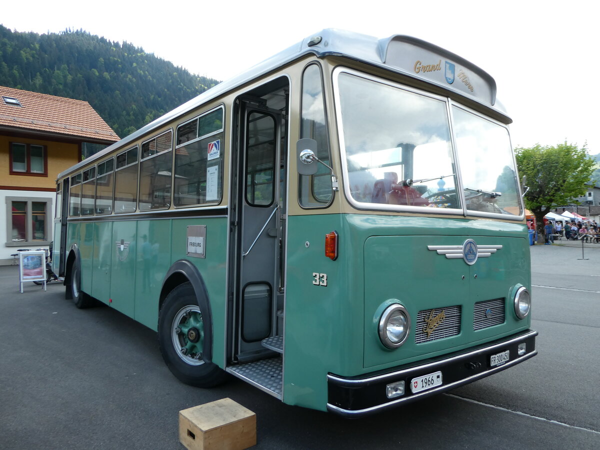 (250'663) - TPF Fribourg - Nr. 33/FR 300'450 - Saurer/Hess (ex Oldtimer Club 33, Tafers Nr. 33; ex GFM Fribourg Nr. 33) am 27. Mai 2023 beim Bahnhof Boltigen