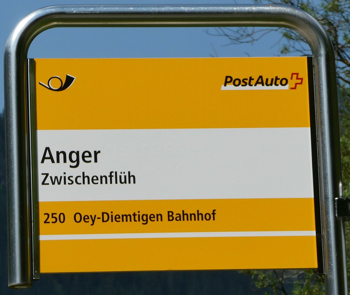 (250'898) - PostAuto-Haltestellenschild - Zwischenfl�h, Anger - am 2. Juni 2023
