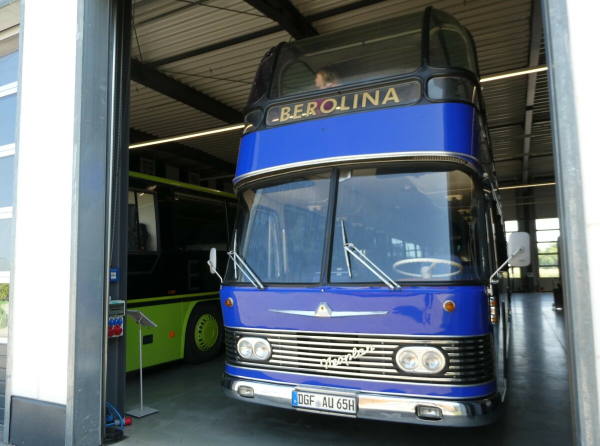 (250'977) - Berolina, Berlin (Auw�rter) - DGF-AU 65H - Neoplan am 4. Juni 2023 in Pilsting, Auw�rter Automobil-Park