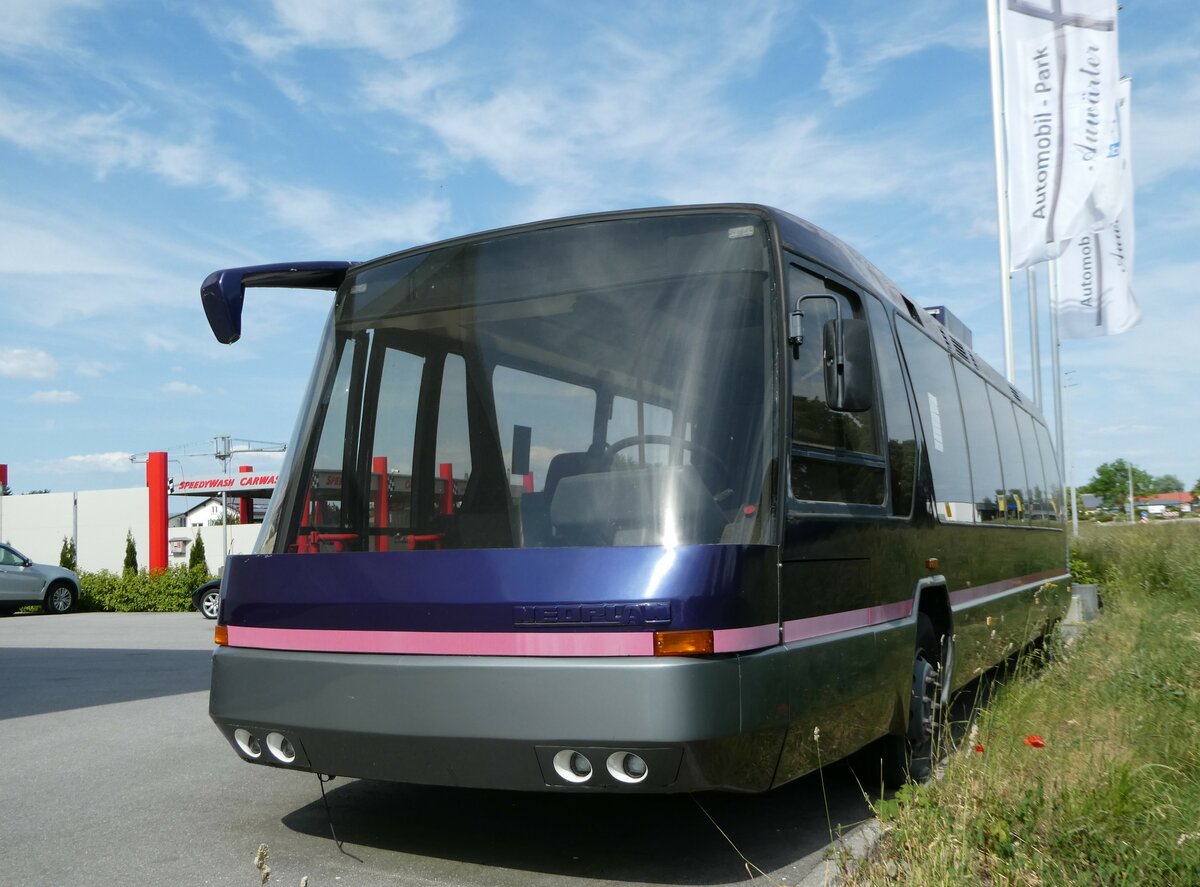 (251'031) - Auw�rter, Pilsting - Neoplan am 4. Juni 2023 in Pilsting, Auw�rter Automobil-Park