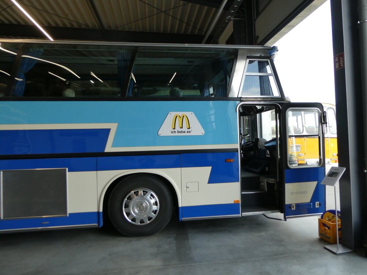 (251'039) - McDonald's, M�nchen (Auw�rter) - Neoplan am 4. Juni 2023 in Pilsting, Auw�rter Automobil-Park (Teilaufnahme)