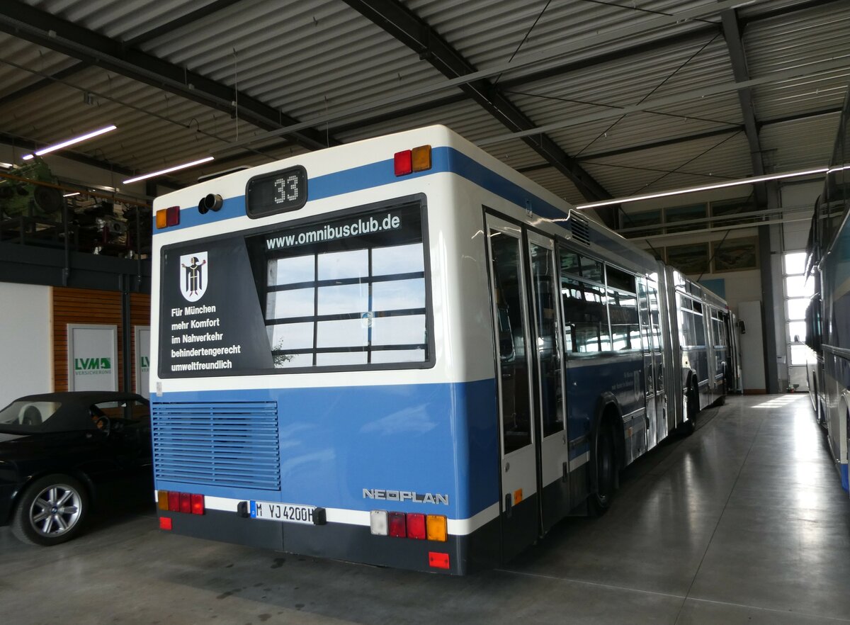 (251'050) - MVG M�nchen (OCM) - Nr. 5410/M-YJ 4200H - Neoplan am 4. Juni 2023 in Pilsting, Auw�rter Automobil-Park