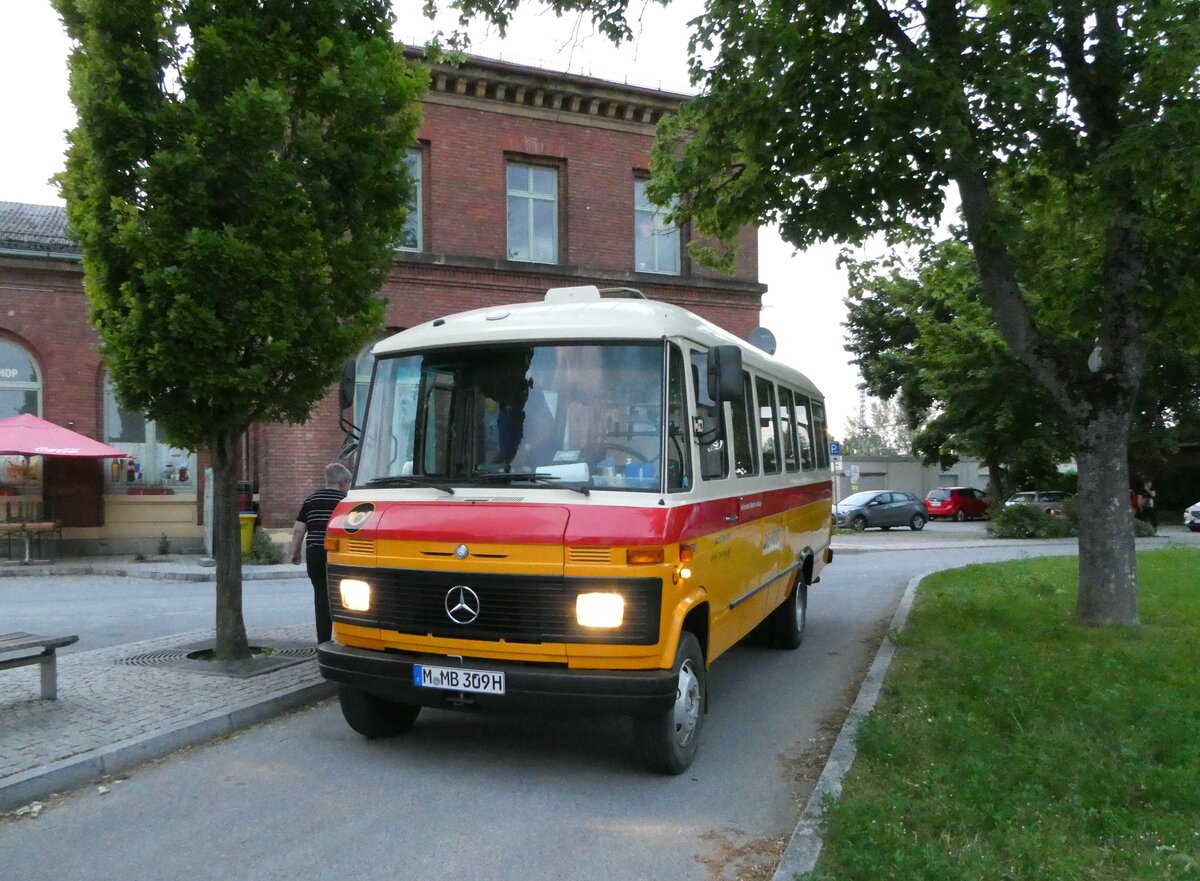 (251'059) - Hahn, M�nchen - Nr. 6/M-MB 309H - Mercedes (ex M�ller, CH-Ennetmoos Nr. 6; ex Portenier, CH-Adelboden Nr. 6/PID 492; ex Geiger, CH-Adelboden Nr. 6) am 4. Juni 2023 beim Bahnhof Landau