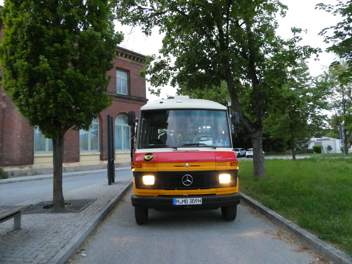 (251'063) - Hahn, M�nchen - Nr. 6/M-MB 309H - Mercedes (ex M�ller, CH-Ennetmoos Nr. 6; ex Portenier, CH-Adelboden Nr. 6/PID 492; ex Geiger, CH-Adelboden Nr. 6) am 4. Juni 2023 beim Bahnhof Landau