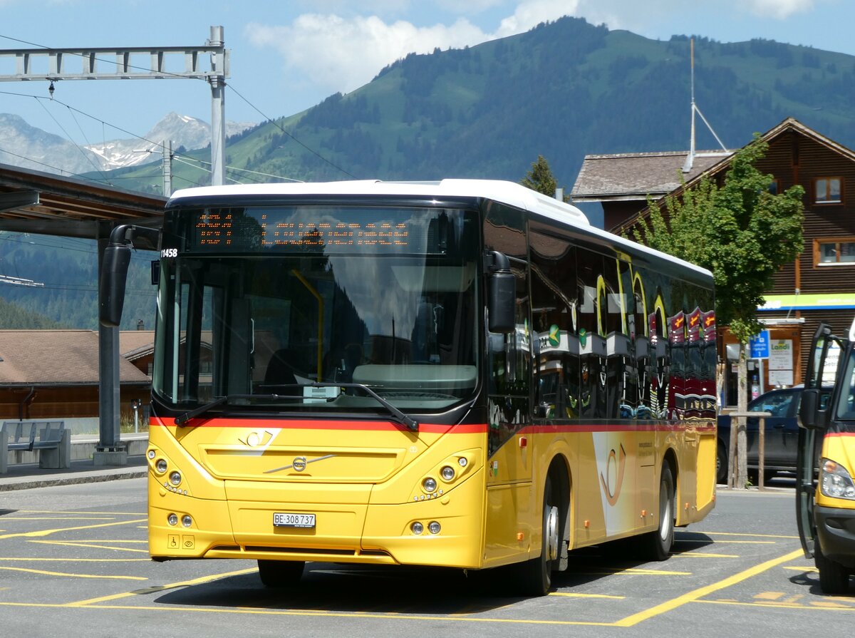 (251'115) - K�bli, Gstaad - BE 308'737/PID 11'458 - Volvo am 6. Juni 2023 beim Bahnhof Gstaad