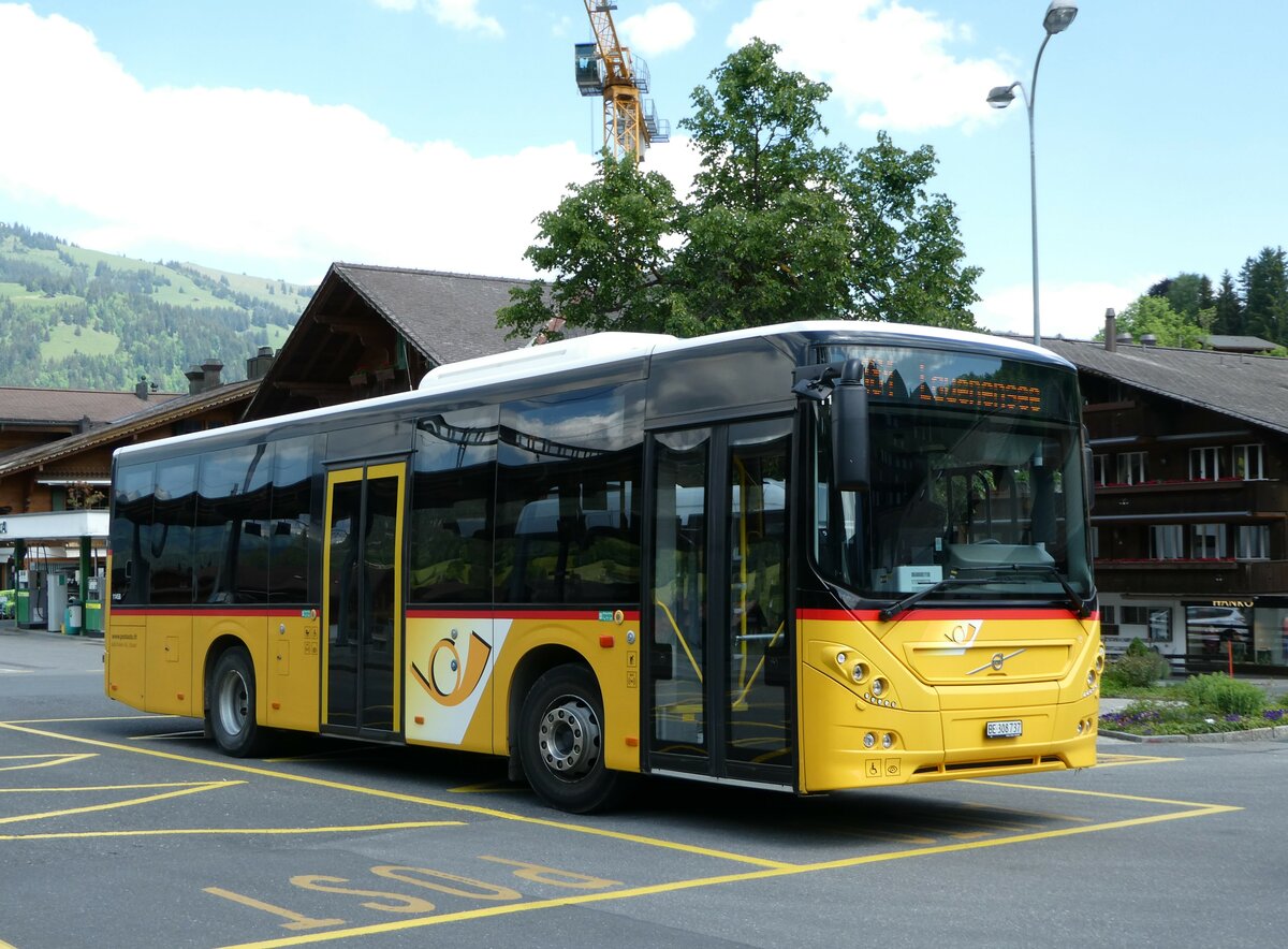 (251'120) - K�bli, Gstaad - BE 308'737/PID 11'458 - Volvo am 6. Juni 2023 beim Bahnhof Gstaad