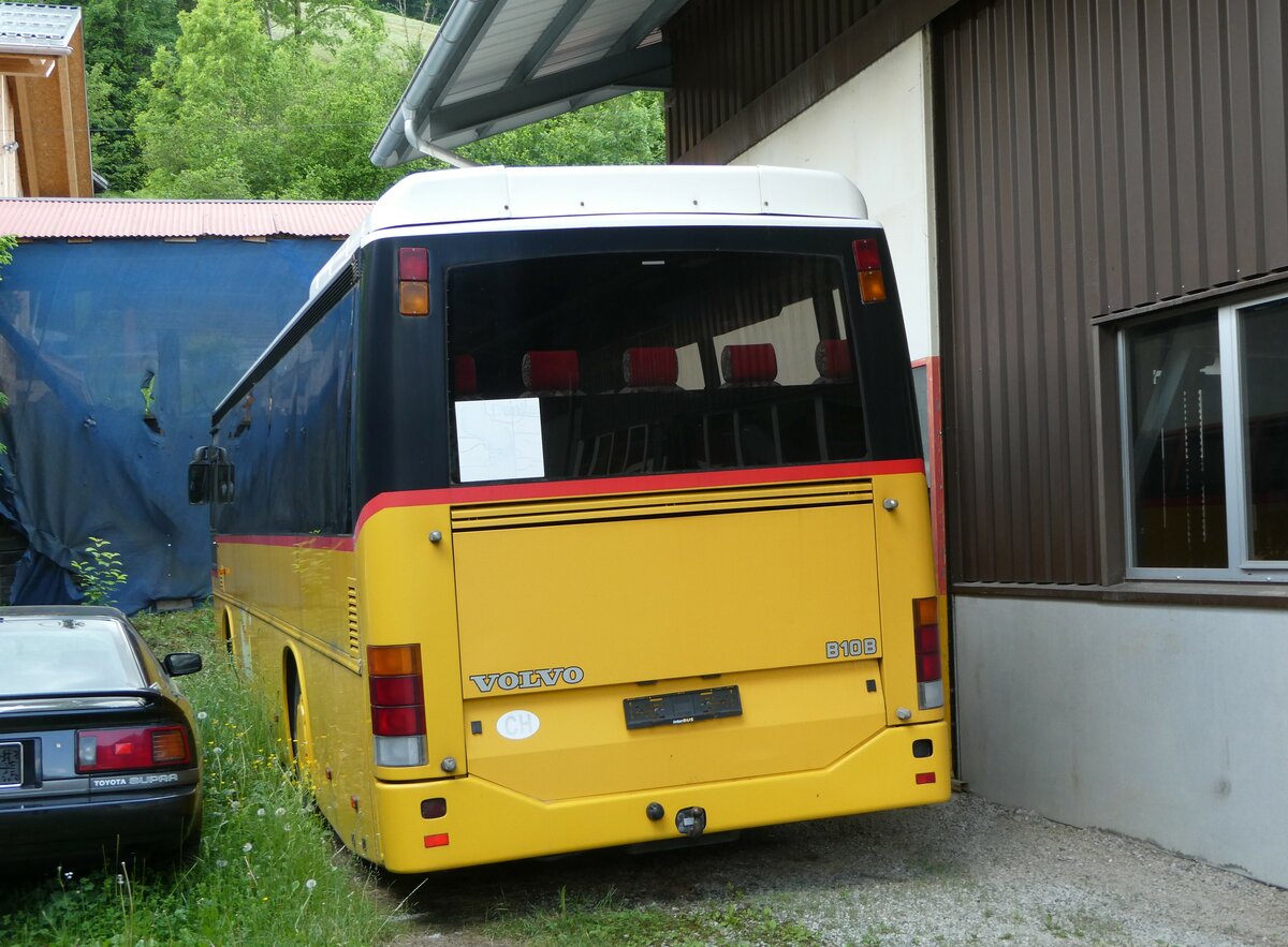 (251'138) - K�bli, Gstaad - PID 1862 - Volvo (ex Nr. 0) am 6. Juni 2023 in Gstaad, Garage