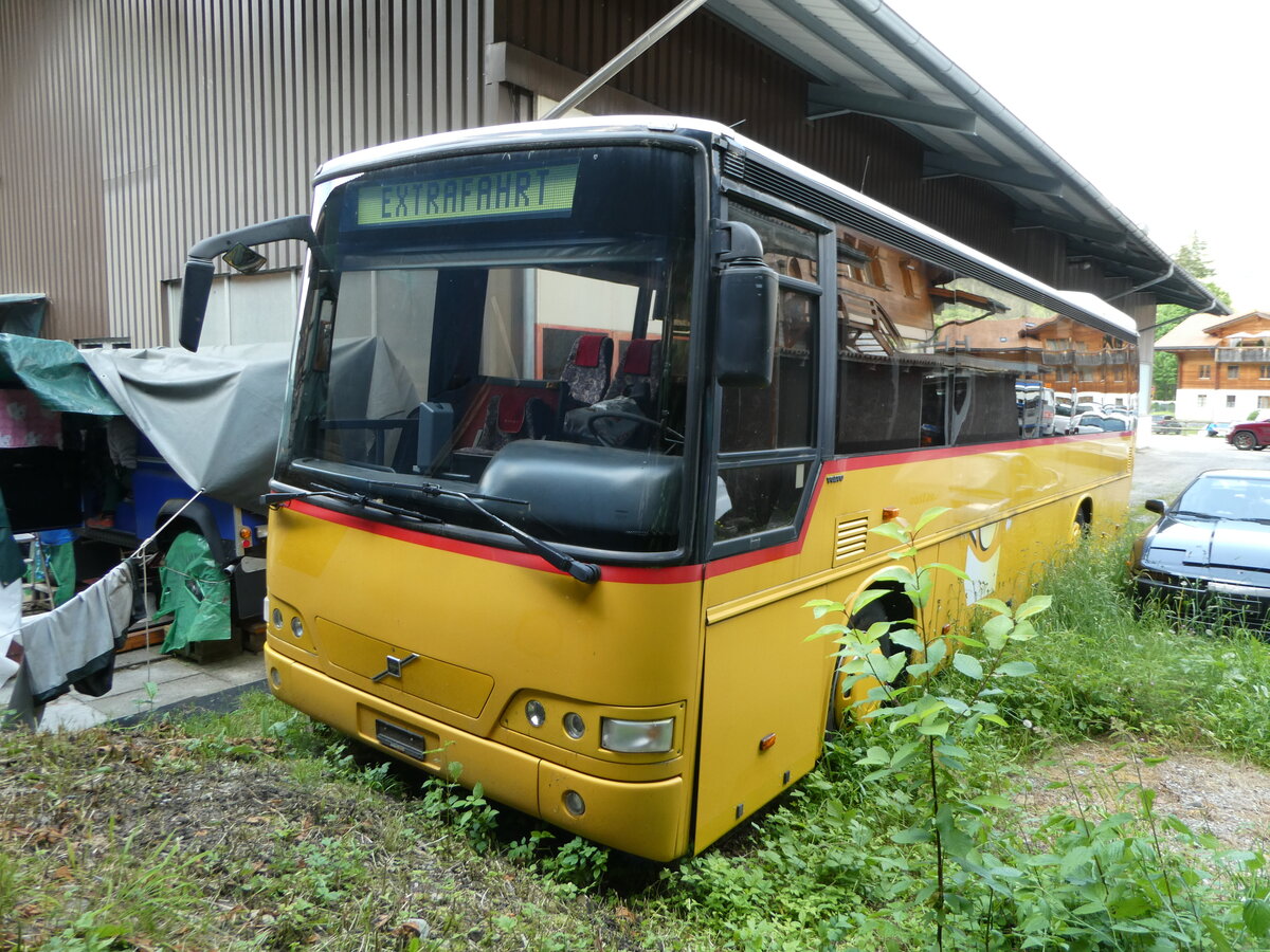 (251'139) - K�bli, Gstaad - PID 1862 - Volvo (ex Nr. 0) am 6. Juni 2023 in Gstaad, Garage