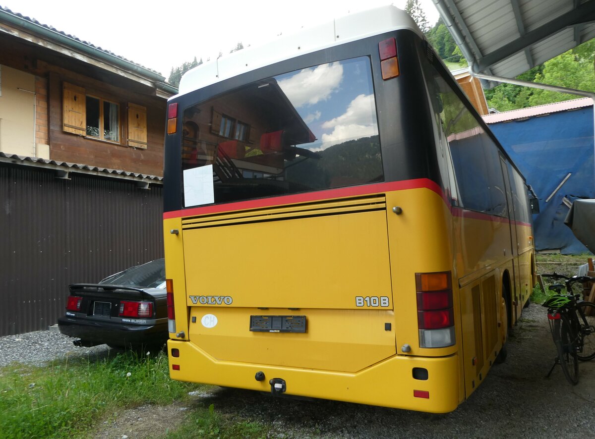 (251'141) - K�bli, Gstaad - PID 1862 - Volvo (ex Nr. 0) am 6. Juni 2023 in Gstaad, Garage