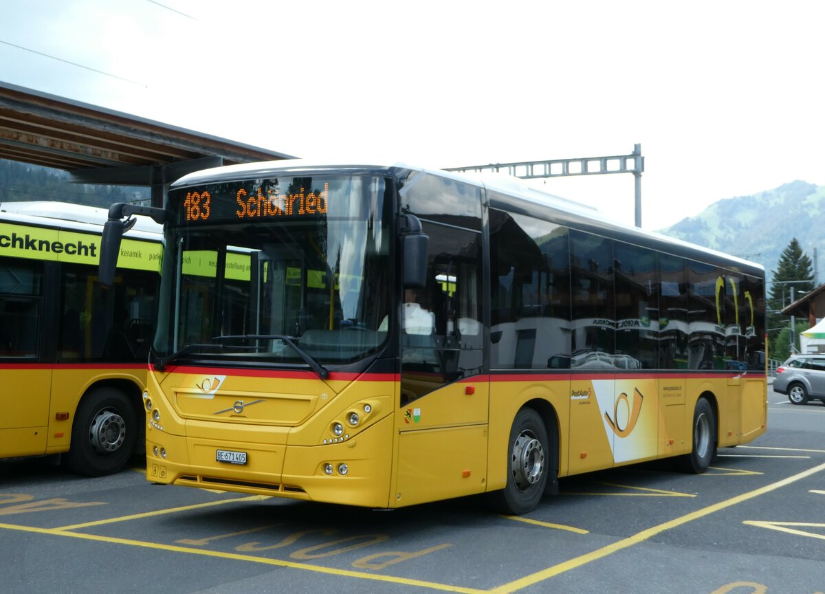 (251'143) - K�bli, Gstaad - BE 671'405/PID 11'459 - Volvo (ex BE 21'779) am 6. Juni 2023 beim Bahnhof Gstaad
