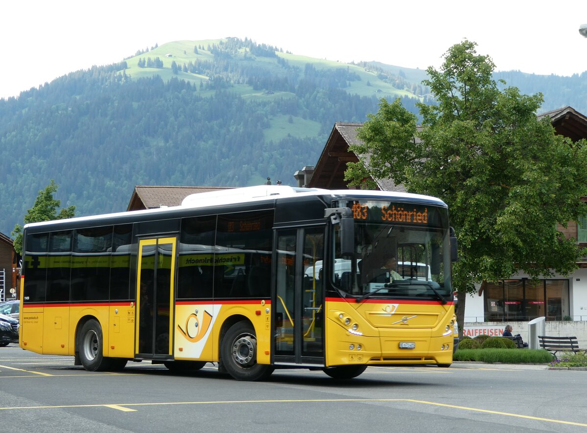 (251'146) - K�bli, Gstaad - BE 671'405/PID 11'459 - Volvo (ex BE 21'779) am 6. Juni 2023 beim Bahnhof Gstaad