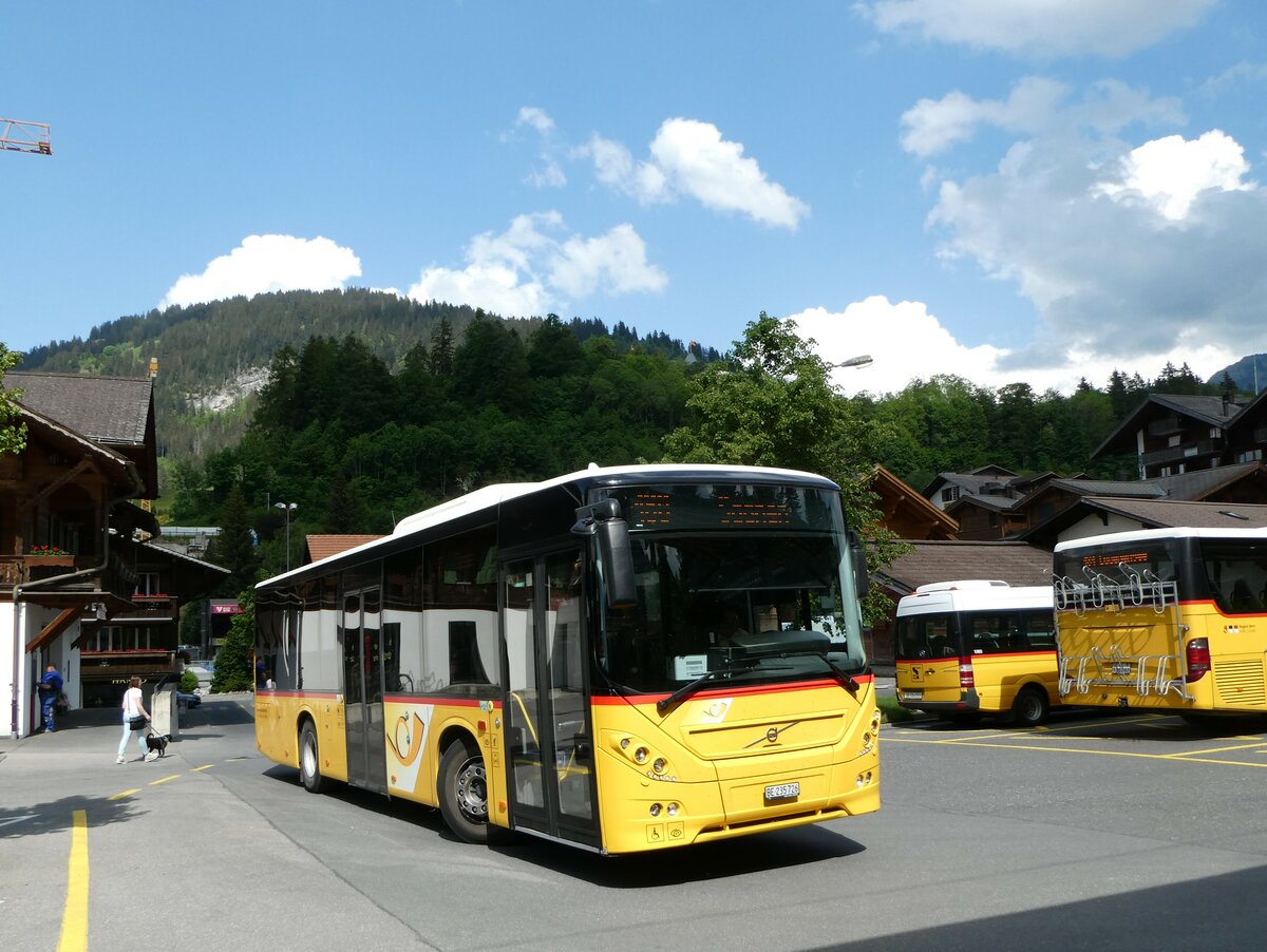 (251'153) - K�bli, Gstaad - BE 235'726/PID 10'535 - Volvo am 6. Juni 2023 beim Bahnhof Gstaad