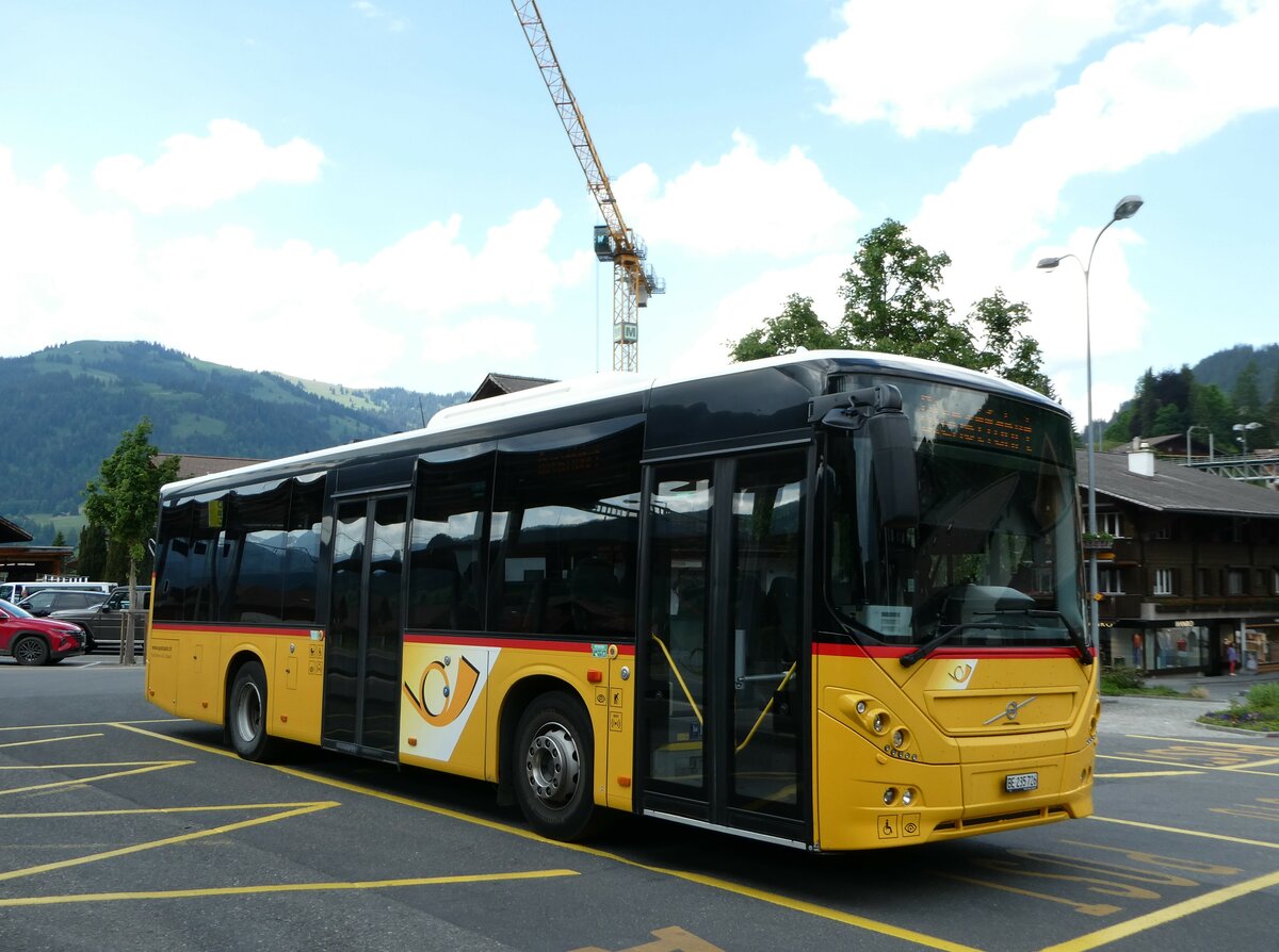 (251'154) - K�bli, Gstaad - BE 235'726/PID 10'535 - Volvo am 6. Juni 2023 beim Bahnhof Gstaad