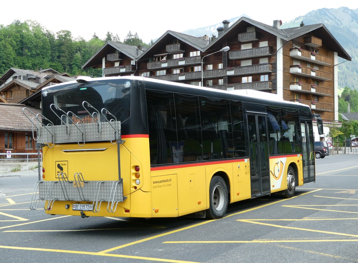 (251'155) - K�bli, Gstaad - BE 235'726/PID 10'535 - Volvo am 6. Juni 2023 beim Bahnhof Gstaad