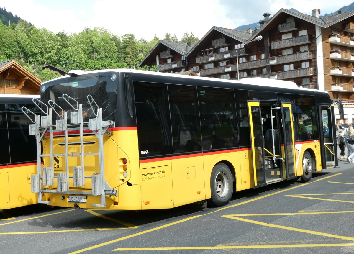 (251'156) - K�bli, Gstaad - BE 403'014/PID 10'964 - Volvo am 6. Juni 2023 beim Bahnhof Gstaad