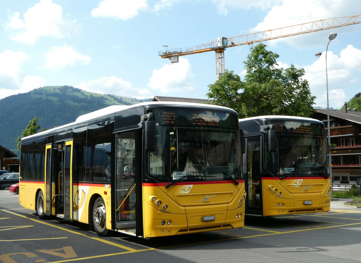 (251'157) - K�bli, Gstaad - BE 403'014/PID 10'964 - Volvo am 6. Juni 2023 beim Bahnhof Gstaad