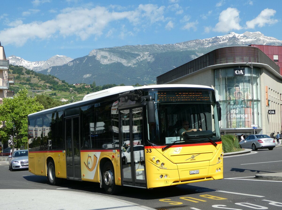 (251'192) - PostAuto Wallis - Nr. 33/VS 471'080/PID 10'789 - Volvo (ex TRD, Savi�se) am 9. Juni 2023 beim Bahnhof Sion