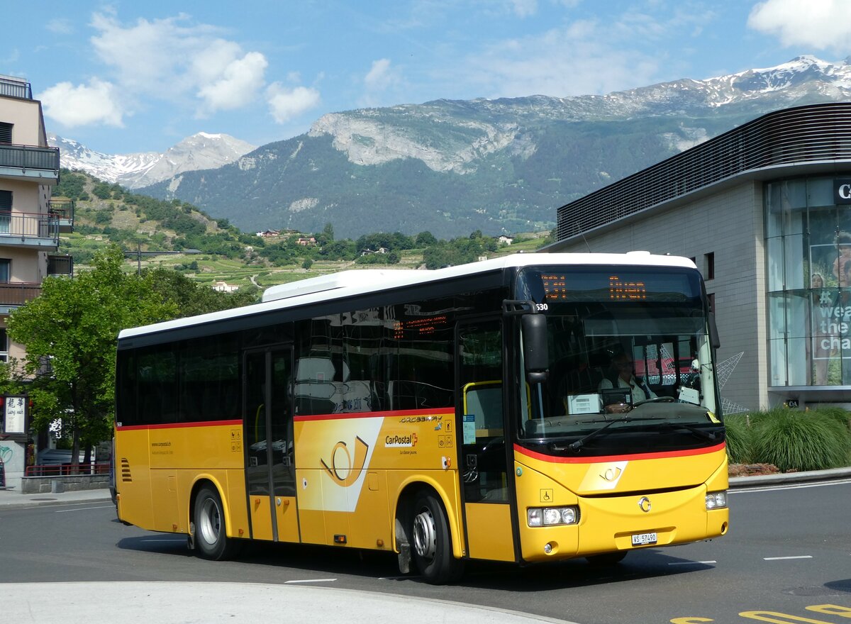(251'207) - Ev�quoz, Erde - VS 57'490/PID 5630 - Irisbus am 9. Juni 2023 beim Bahnhof Sion