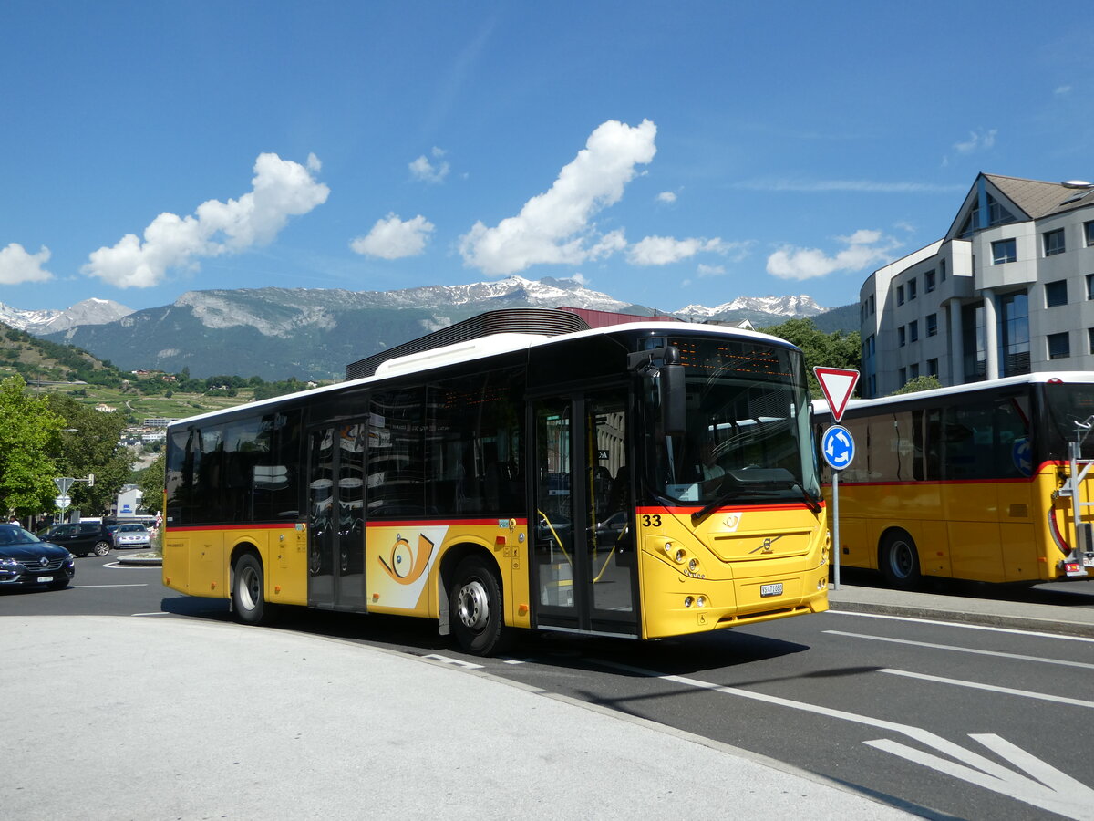 (251'215) - PostAuto Wallis - Nr. 33/VS 471'080/PID 10'789 - Volvo (ex TRD, Savi�se) am 9. Juni 2023 beim Bahnhof Sion