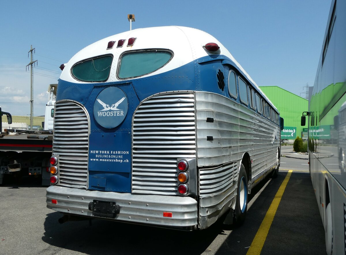 (251'608) - Greyhound, Murten - GMC (ex Wooster, Z�rich; ex Northland Greyhound Lines, USA-Minneapolis Nr. N796) am 17. Juni 2023 in Kerzers, Interbus