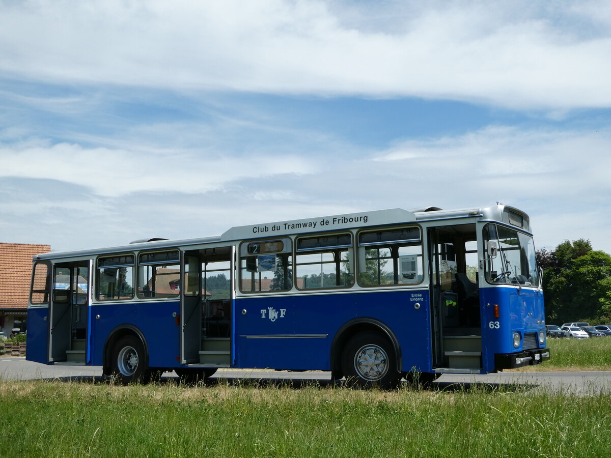 (251'715) - TF Fribourg (CTF) - Nr. 63/FR 180'988 - Volvo/Hess (ex TPF Fribourg Nr. 63; ex TF Fribourg Nr. 63) am 18. Juni 2023 in Wynigen, Landi