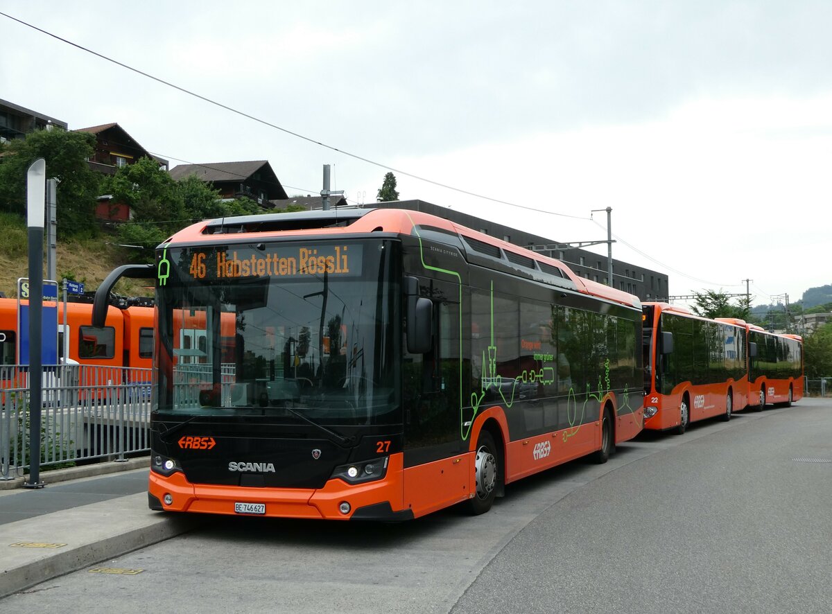 (251'868) - RBS Worblaufen - Nr. 27/BE 746'627 - Scania am 22. Juni 2023 beim Bahnhof Bolligen