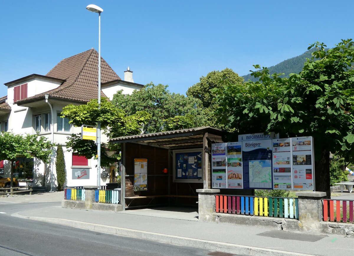 (251'908) - PostAuto-Haltestelle am 24. Juni 2023 in B�nigen, Dorf