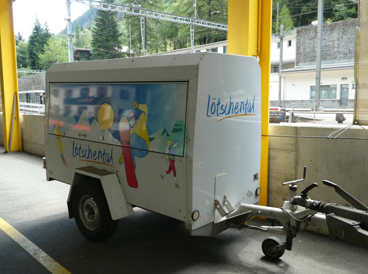 (252'080) - Jaggi, Kippel - VS 51'995 - Zbinden Gep�ckanh�nger am 25. Juni 2023 beim Bahnhof Goppenstein 