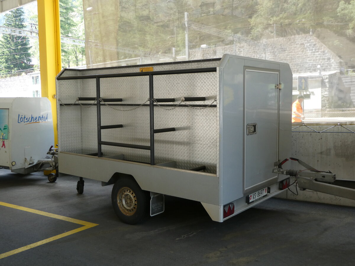 (252'091) - Jaggi, Kippel - Nr. 25/VS 8697 - Car-Tech Gep�ckanh�nger am 26. Juni 2023 beim Bahnhof Goppenstein