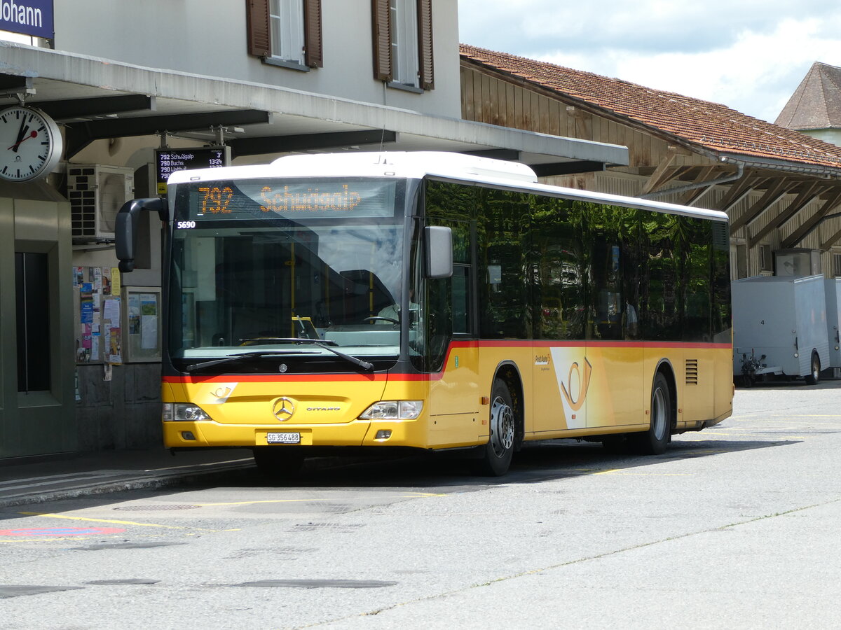 (252'339) - PostAuto Ostschweiz - SG 356'488/PID 5690 - Mercedes (ex Schmidt, Oberb�ren) am 4. Juli 2023 beim Bahnhof Nesslau-Neu St. Johann