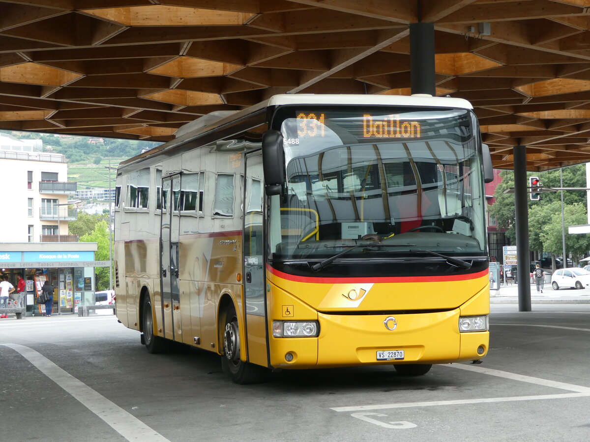 (252'449) - Ev�quoz, Erde - VS 22'870/PID 5488 - Irisbus am 8. Juli 2023 beim Bahnhof Sion