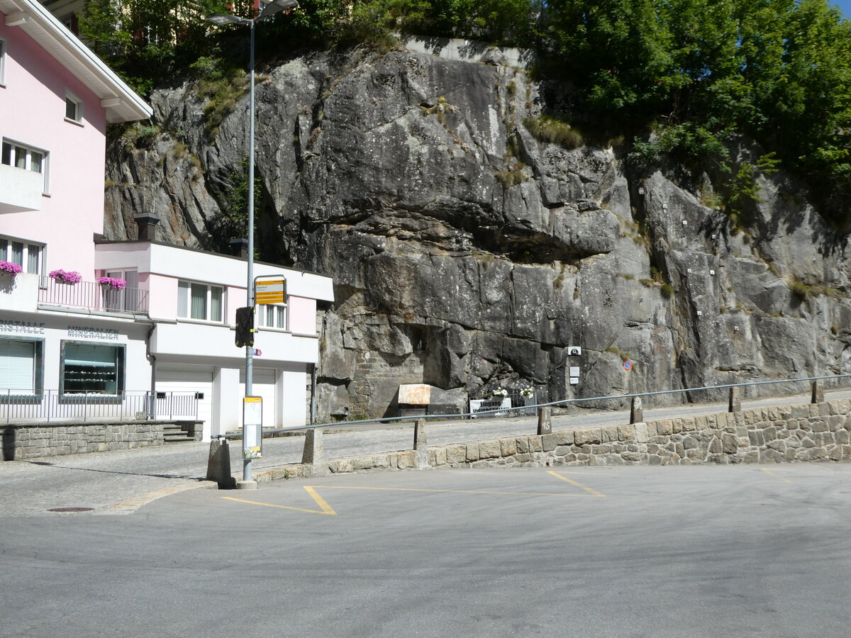 (252'541) - PostAuto-Haltestelle am 9. Juli 2023 beim Bahnhof G�schenen