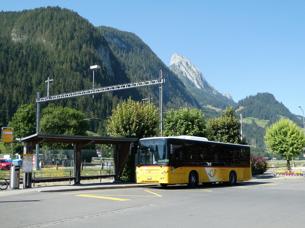 (252'599) - K�bli, Gstaad - BE 308'737/PID 11'458 - Volvo am 11. Juli 2023 beim Bahnhof Saanen
