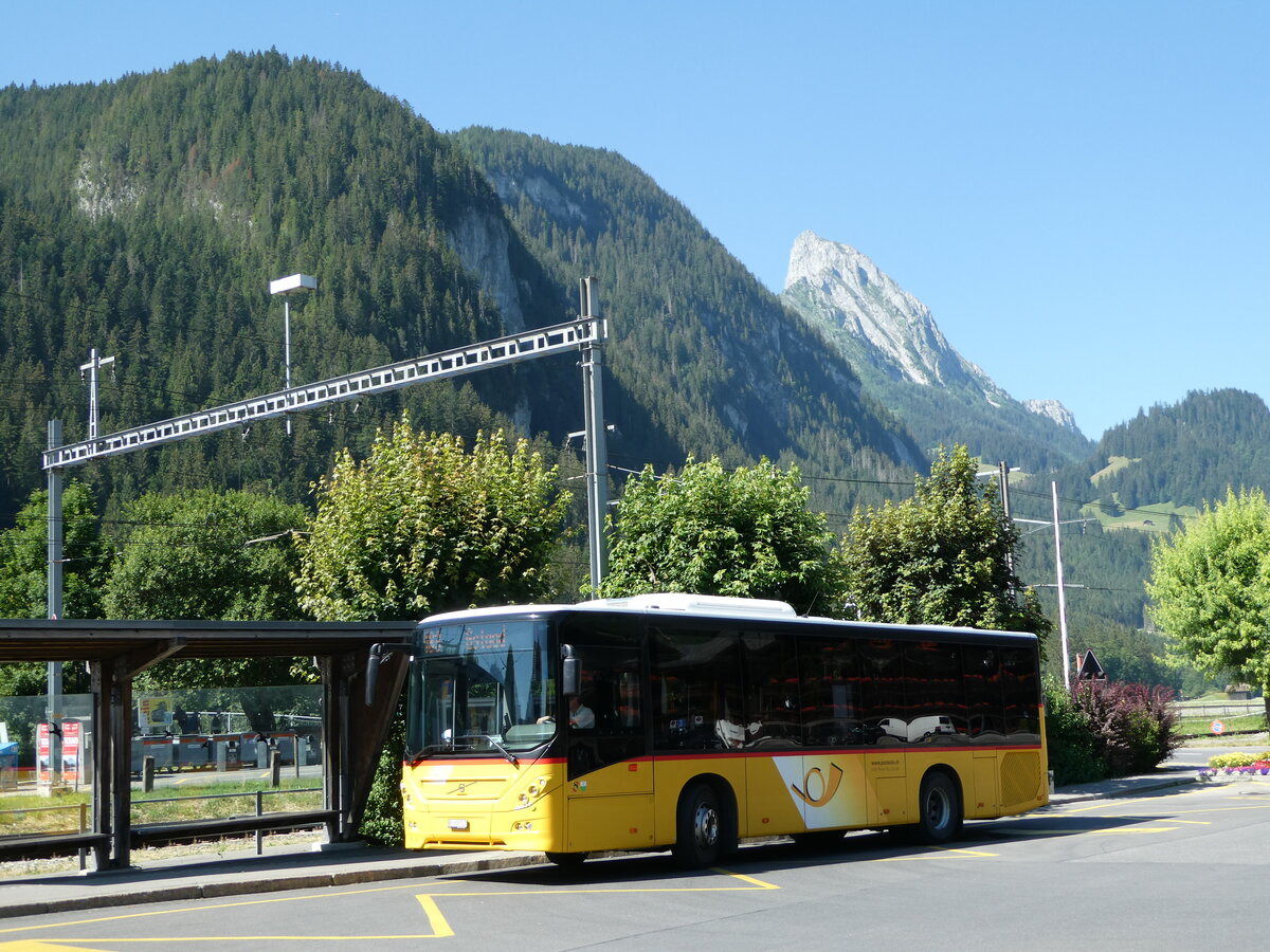 (252'600) - K�bli, Gstaad - BE 308'737/PID 11'458 - Volvo am 11. Juli 2023 beim Bahnhof Saanen