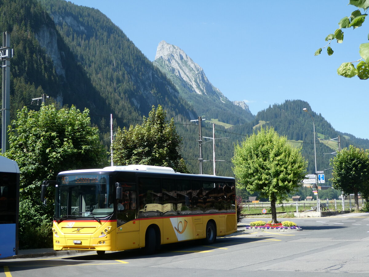 (252'606) - K�bli, Gstaad - BE 308'737/PID 11'458 - Volvo am 11. Juli 2023 beim Bahnhof Saanen