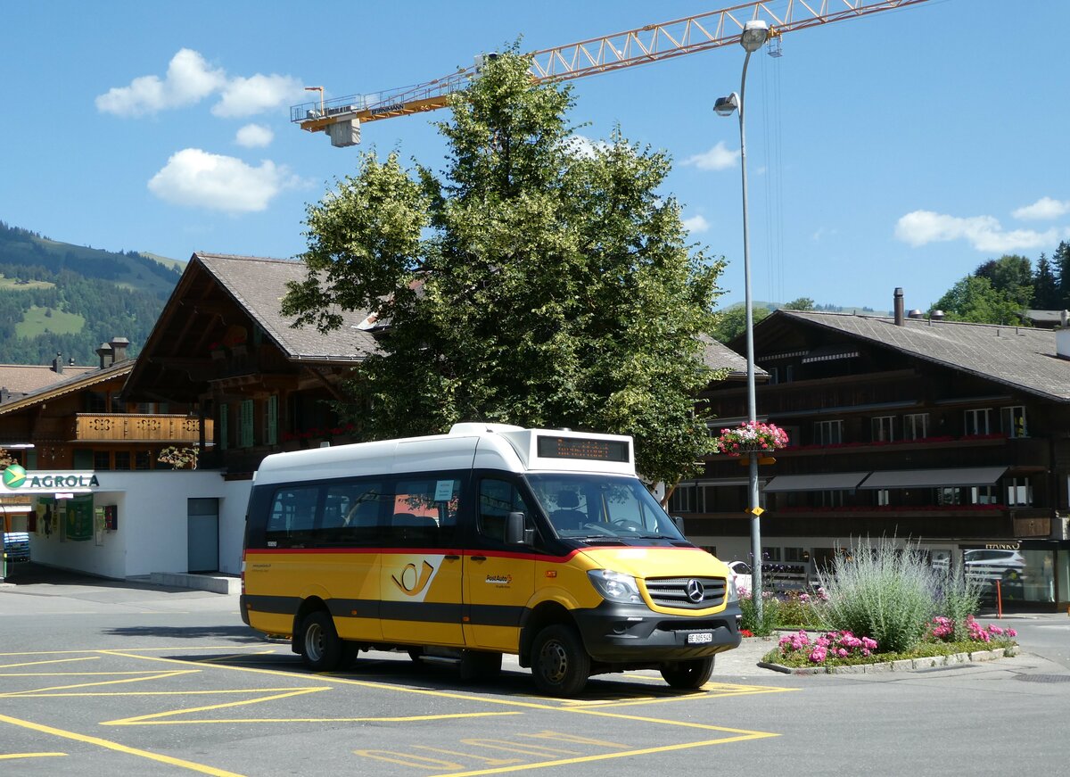 (252'609) - K�bli, Gstaad - BE 305'545/PID 10'890 - Mercedes am 11. Juli 2023 beim Bahnhof Gstaad