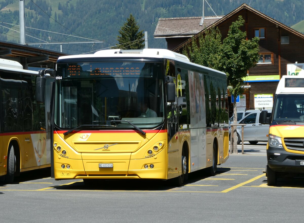 (252'614) - K�bli, Gstaad - BE 403'014/PID 10'964 - Volvo am 11. Juli 2023 beim Bahnhof Gstaad