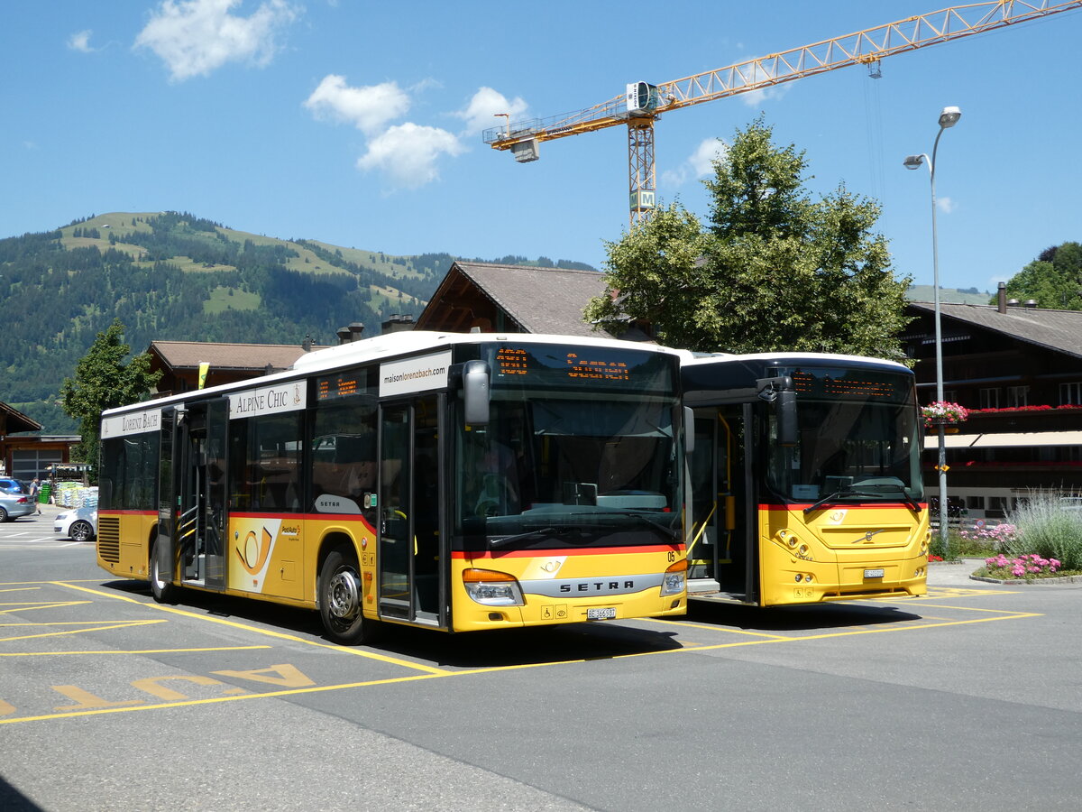 (252'625) - K�bli, Gstaad - Nr. 5/BE 366'987/PID 5425 - Setra am 11. Juli 2023 beim Bahnhof Gstaad