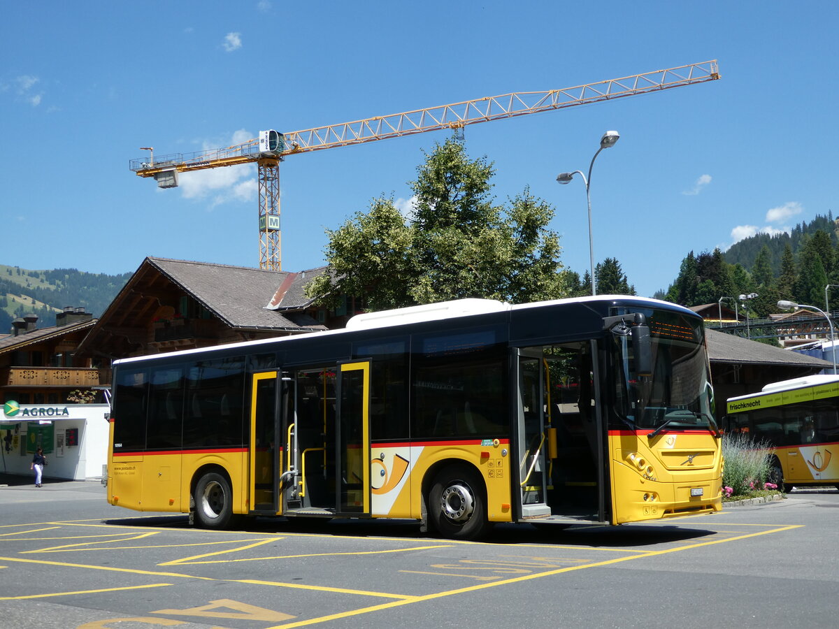 (252'629) - K�bli, Gstaad - BE 403'014/PID 10'964 - Volvo am 11. Juli 2023 beim Bahnhof Gstaad