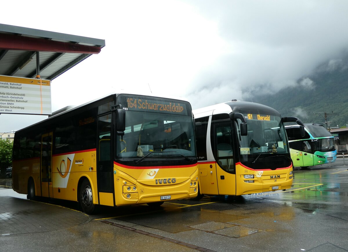 (252'979) - Fl�ck, Brienz - Nr. 24/BE 868'724/PID 11'593 - Iveco am 25. Juli 2023 in Meiringen, Postautostation