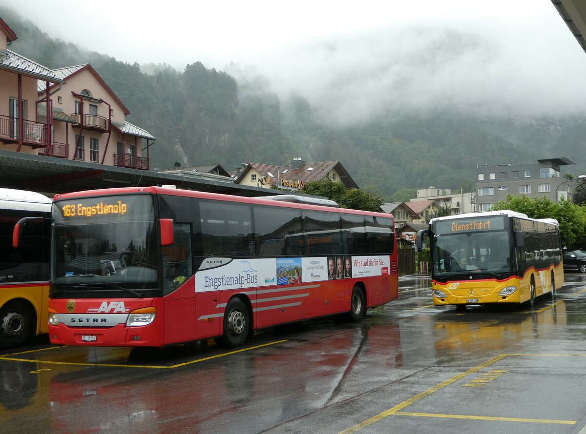 (252'984) - AFA Adelboden - Nr. 24/BE 26'701/PID 10'040 - Setra (Einsatz: PostAuto f�r Engstlenalp-Bus) + Fl�ck, Brienz - Nr. 21/BE 868'721/PID 11'212 - Mercedes am 25. Juli 2023 in Meiringen, Postautostation